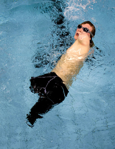  foto fotograf Thomas Johansson simmar bassäng