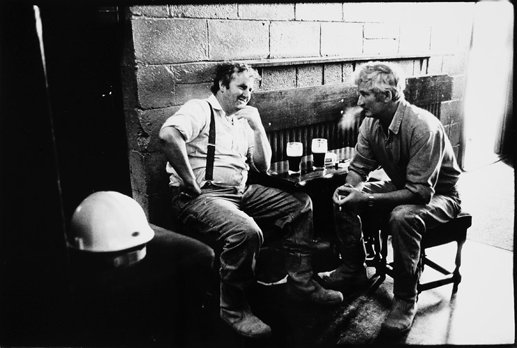 Arbetare tar en paus på puben The Dockers. 