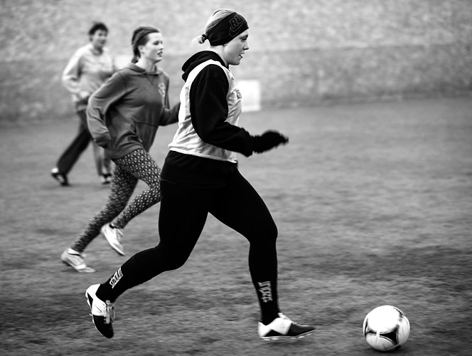 Träning i Delsjöhallen, tjejerna har delat upp sig i lag och spelar mot två mål. foto fotograf Thomas Johansson, Streetsoccer, soccer, fotboll, Gatanslag,