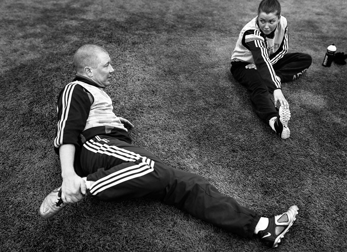 Stretching. foto fotograf Thomas Johansson, Streetsoccer, soccer, fotboll, Gatanslag,