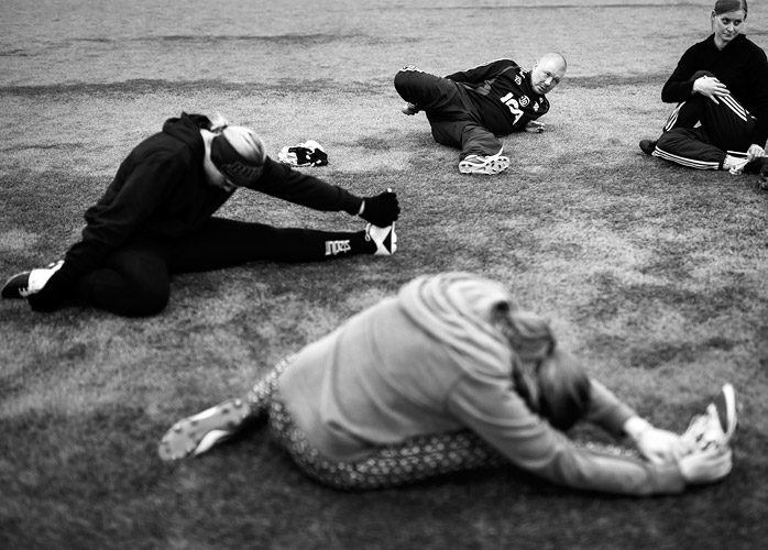 Stretchning efter träningspasset. foto fotograf Thomas Johansson, Streetsoccer, soccer, fotboll, Gatanslag,