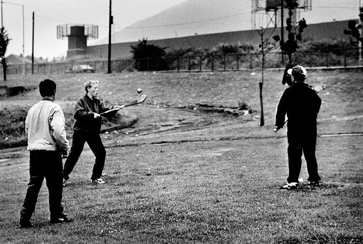 Ballymurphy, Belfast, tre killar lirar hurling. I morgon skall de gå på Casement Park och se finalen i Ulster Senior Hurling Championship mellan County Antrim och County Down. 