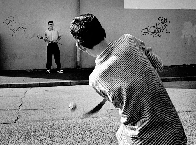 I Belfasts katolska kvarter ser man ofta unga killar som spelar Hurling på gatorna, som här vid Falls Road. 