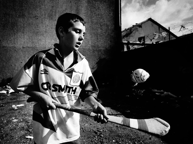 Tony Irvine, 11 år från Falls i Belfast håller på Celtic i fotboll och  spelar Hurling för den lokala klubben O'Donovan Rossa som har tagit sitt namn efter en känd Irländsk nationalist. 