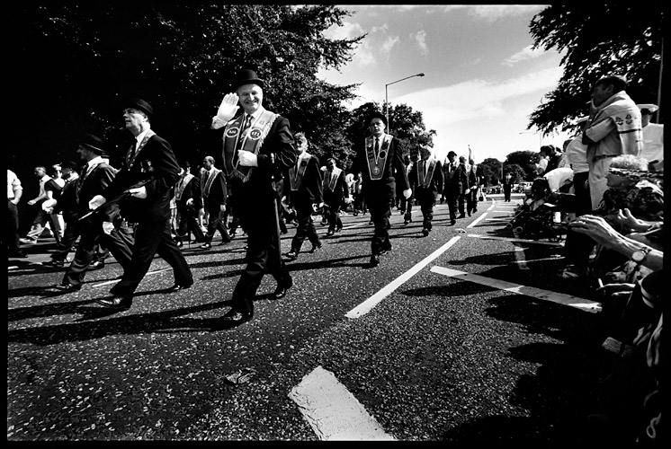 Orangeordern paraderar i Belfast den 12 juli. 